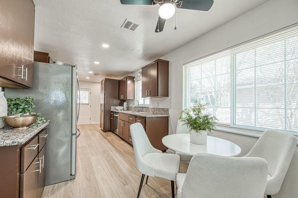 Image 8 of property listing at 3365 E Ashlan Avenue, Fresno, CA 93726