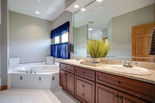 1400 Eagle Ridge Drive, Antioch, IL 60002