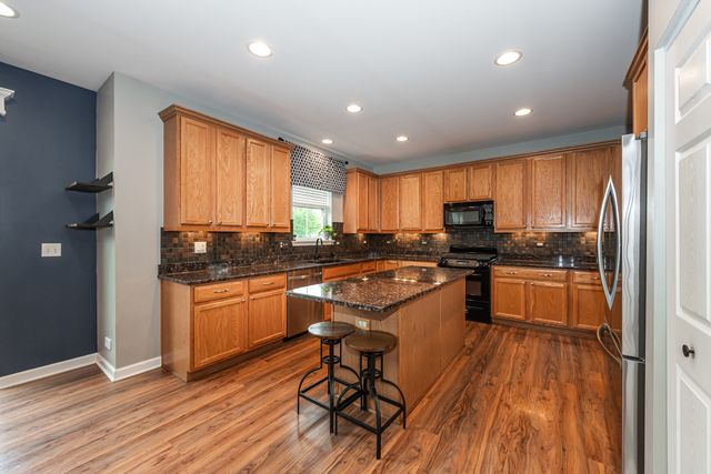2700 Salt Creek Court, Wauconda, IL 60084