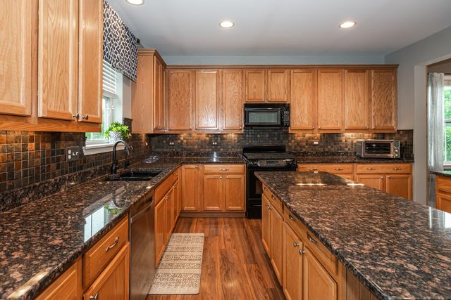 2700 Salt Creek Court, Wauconda, IL 60084