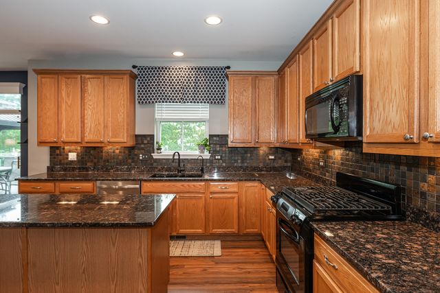 2700 Salt Creek Court, Wauconda, IL 60084