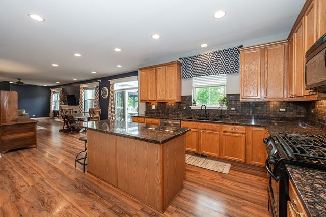 2700 Salt Creek Court, Wauconda, IL 60084