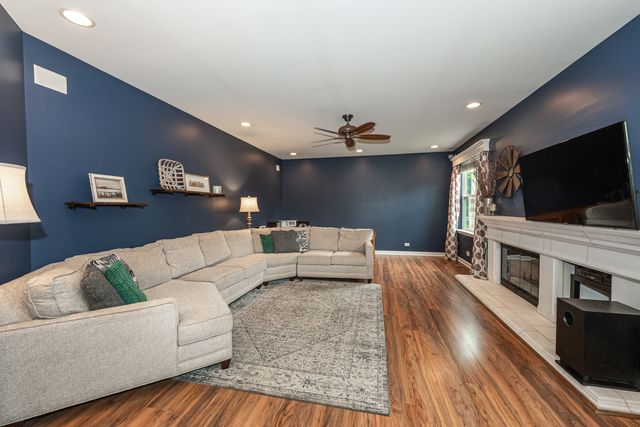 2700 Salt Creek Court, Wauconda, IL 60084