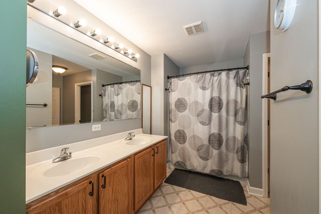 2700 Salt Creek Court, Wauconda, IL 60084