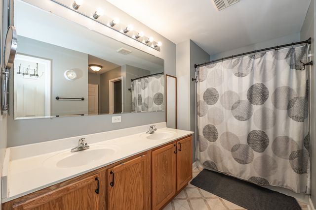 2700 Salt Creek Court, Wauconda, IL 60084