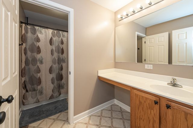2700 Salt Creek Court, Wauconda, IL 60084