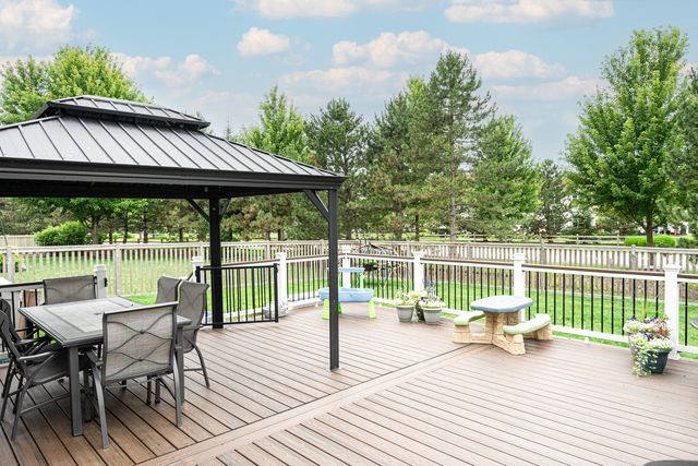 2700 Salt Creek Court, Wauconda, IL 60084