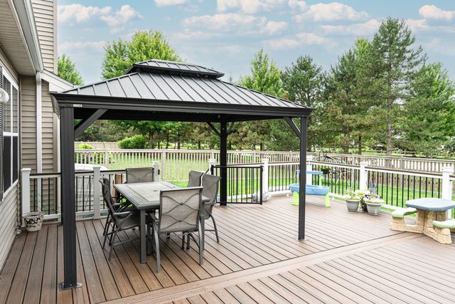 2700 Salt Creek Court, Wauconda, IL 60084