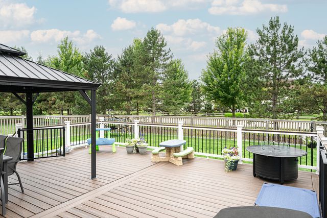 2700 Salt Creek Court, Wauconda, IL 60084