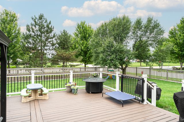2700 Salt Creek Court, Wauconda, IL 60084