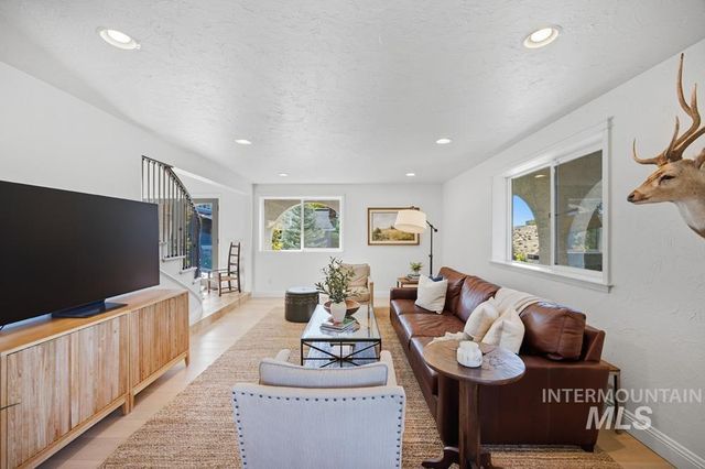 839 E Hearthstone Dr, Boise, ID 83702