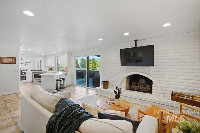 839 E Hearthstone Dr, Boise, ID 83702