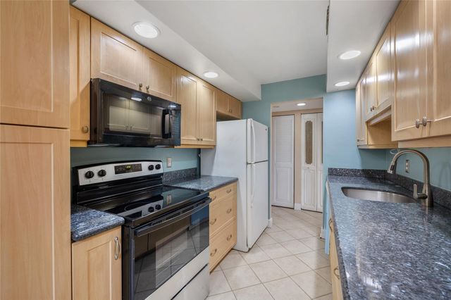 6190 Woodlands Boulevard 111, Tamarac, FL 33319