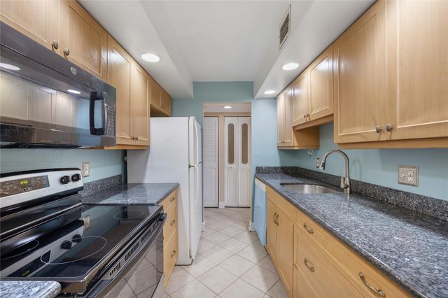 6190 Woodlands Boulevard 111, Tamarac, FL 33319