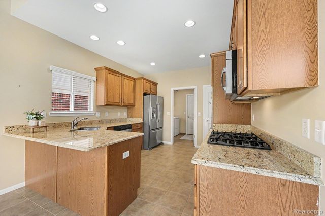 6670 Lexington Avenue S, Shelby Charter Township, MI 48317