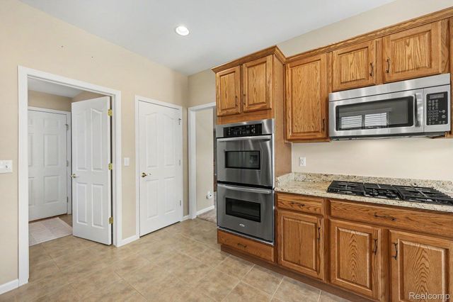 6670 Lexington Avenue S, Shelby Charter Township, MI 48317