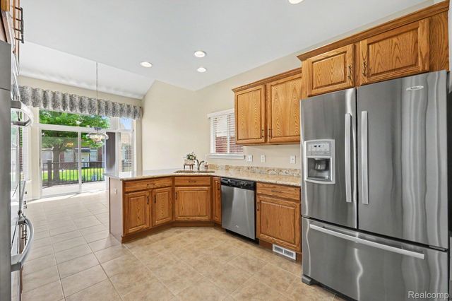 6670 Lexington Avenue S, Shelby Charter Township, MI 48317