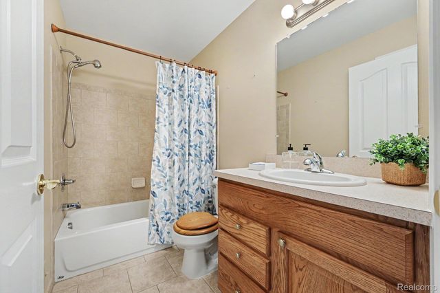 6670 Lexington Avenue S, Shelby Charter Township, MI 48317