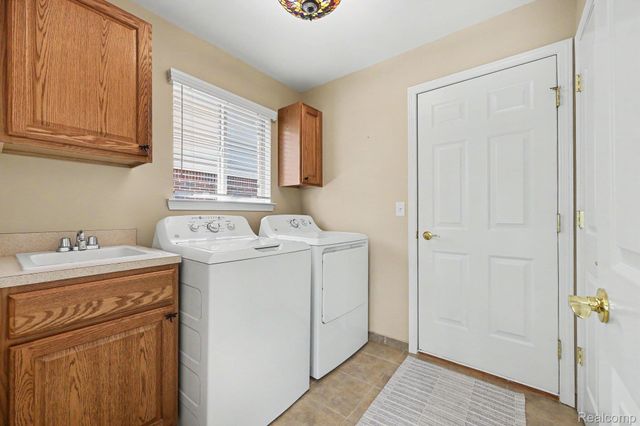 6670 Lexington Avenue S, Shelby Charter Township, MI 48317