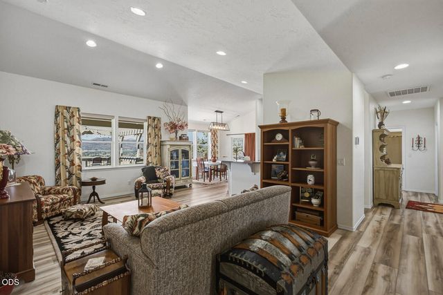 2791 NW Lexie Lane, Redmond, OR 97756