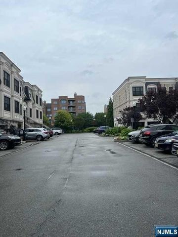 14 Marquis Court 14, Edgewater, NJ 07020