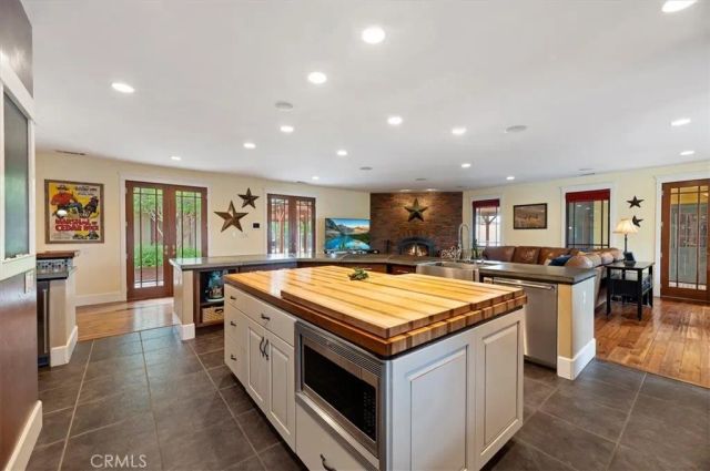 16420 Rocky Glen Road, Lake Mathews, CA 92570