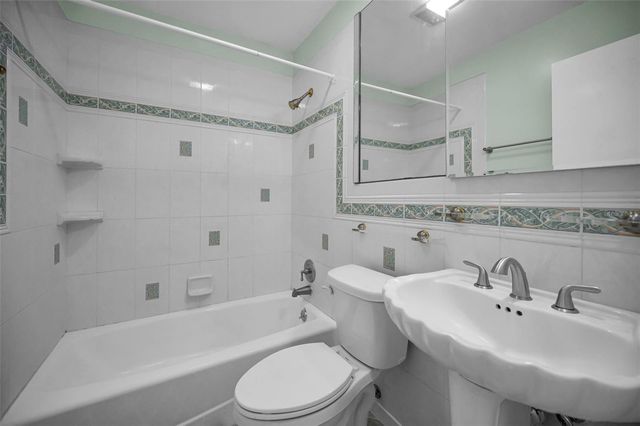 2072 AUSTRALIA WAY W 32, Clearwater, FL 33763