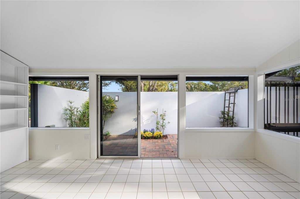 Image 11 of property listing at 210 W PALM DRIVE, Lakeland, FL 33803