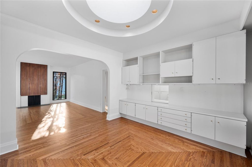 Image 13 of property listing at 210 W PALM DRIVE, Lakeland, FL 33803