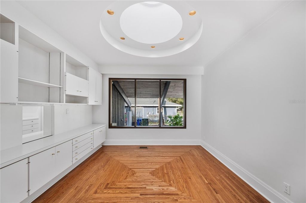 Image 14 of property listing at 210 W PALM DRIVE, Lakeland, FL 33803