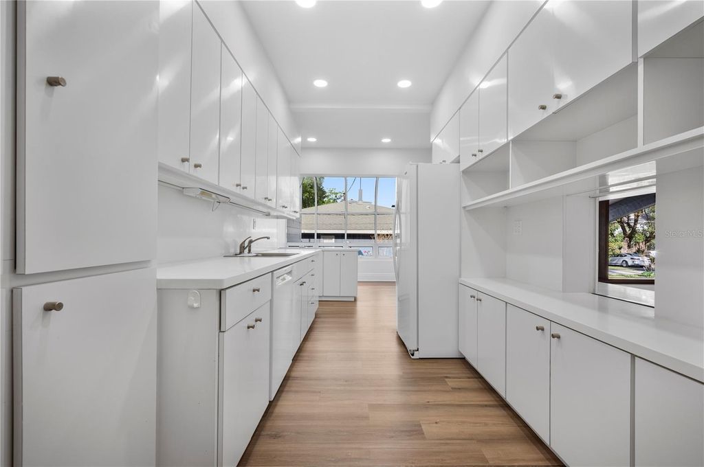 Image 16 of property listing at 210 W PALM DRIVE, Lakeland, FL 33803