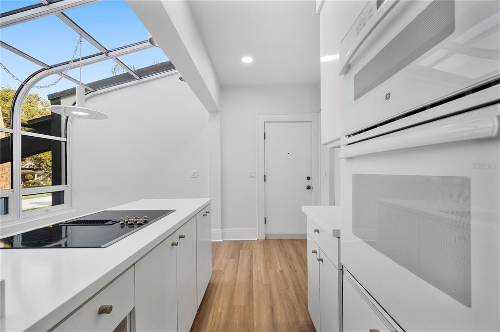 Image 19 of property listing at 210 W PALM DRIVE, Lakeland, FL 33803