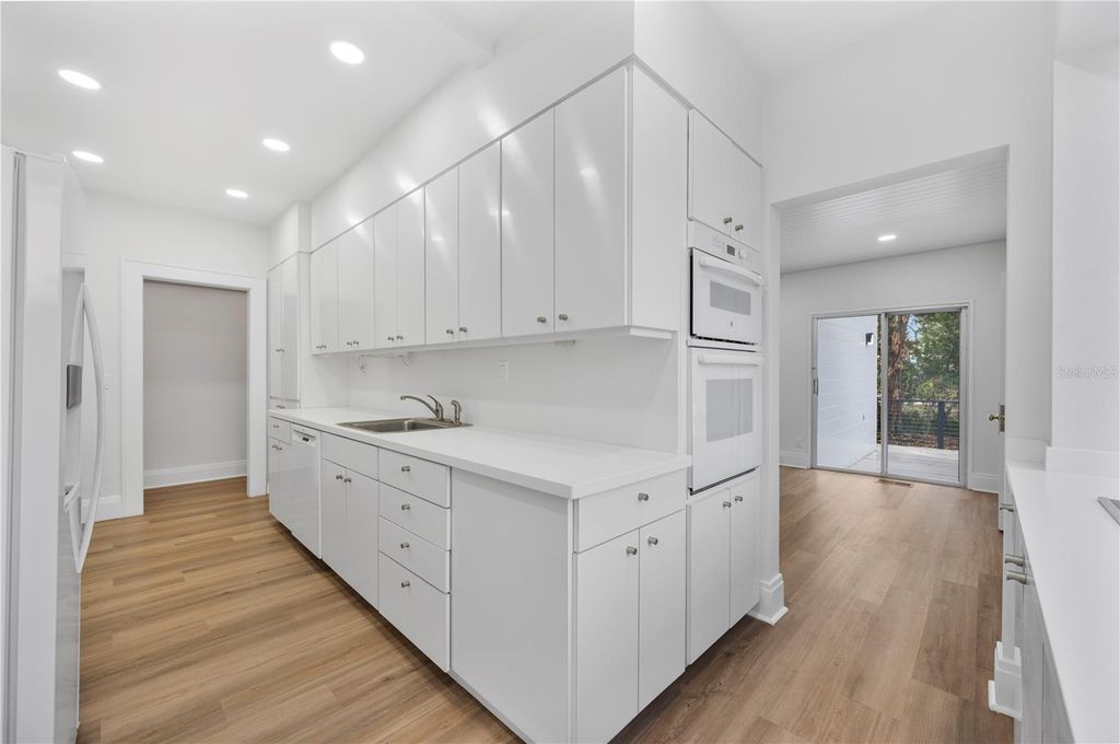 Image 20 of property listing at 210 W PALM DRIVE, Lakeland, FL 33803