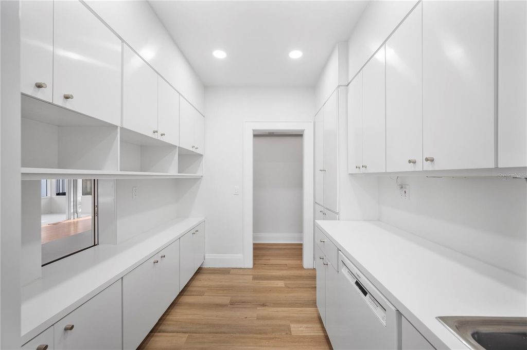 Image 24 of property listing at 210 W PALM DRIVE, Lakeland, FL 33803