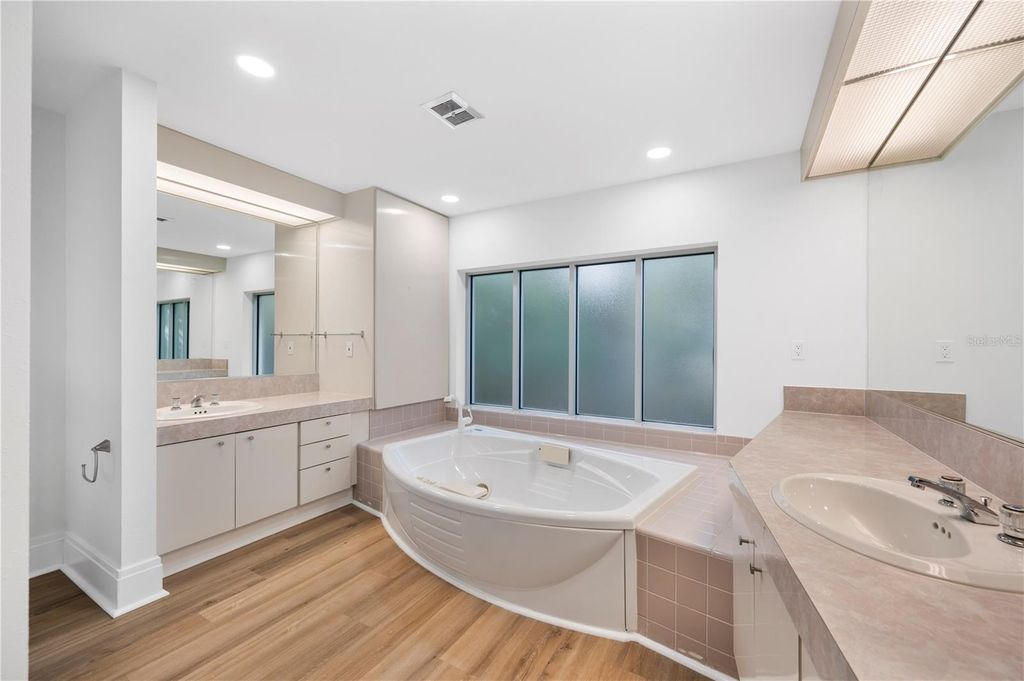 Image 27 of property listing at 210 W PALM DRIVE, Lakeland, FL 33803