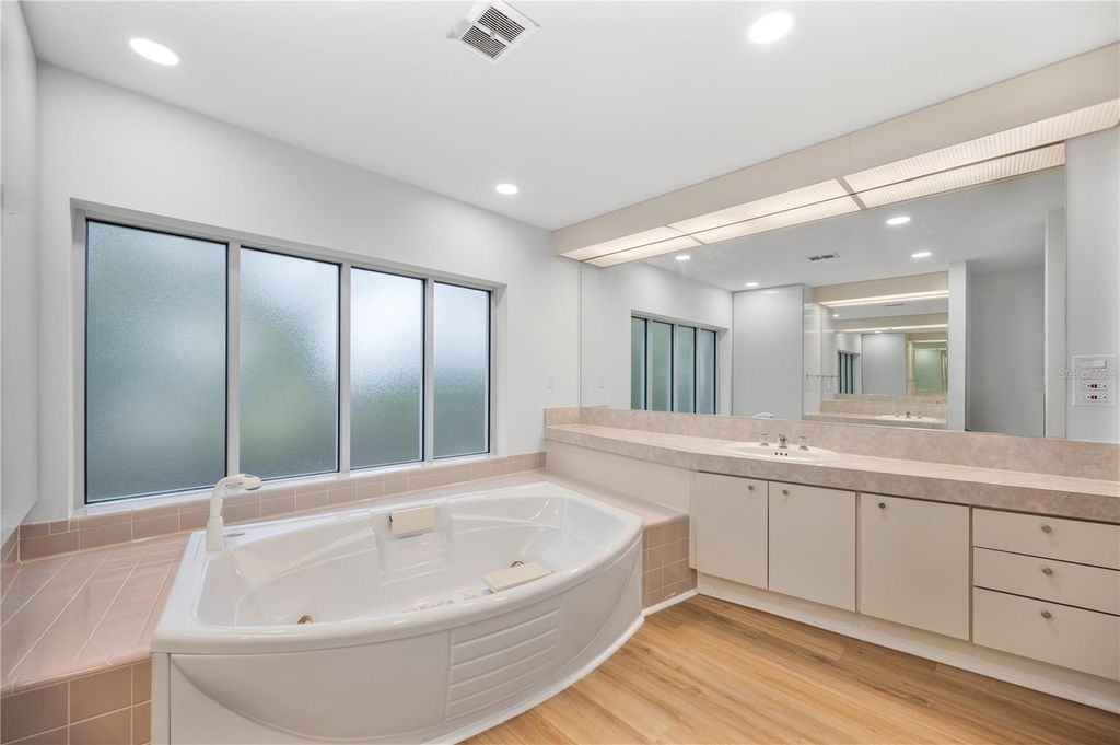 Image 28 of property listing at 210 W PALM DRIVE, Lakeland, FL 33803