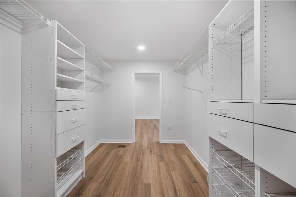 Image 31 of property listing at 210 W PALM DRIVE, Lakeland, FL 33803