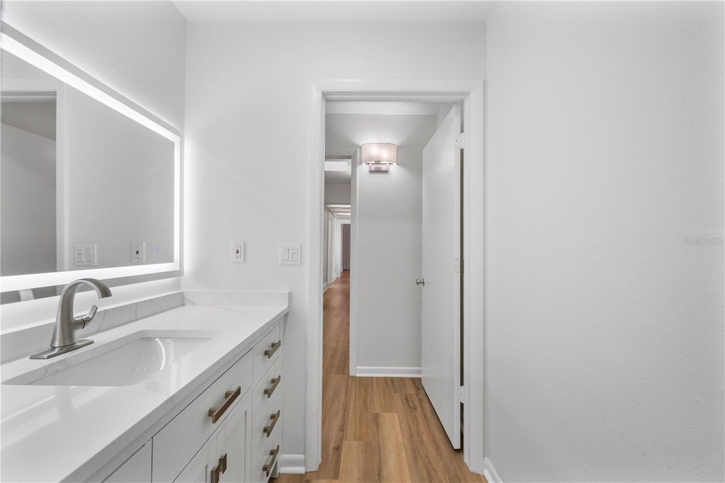 Image 37 of property listing at 210 W PALM DRIVE, Lakeland, FL 33803