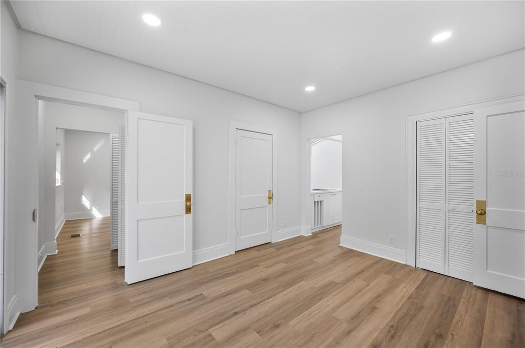 Image 39 of property listing at 210 W PALM DRIVE, Lakeland, FL 33803