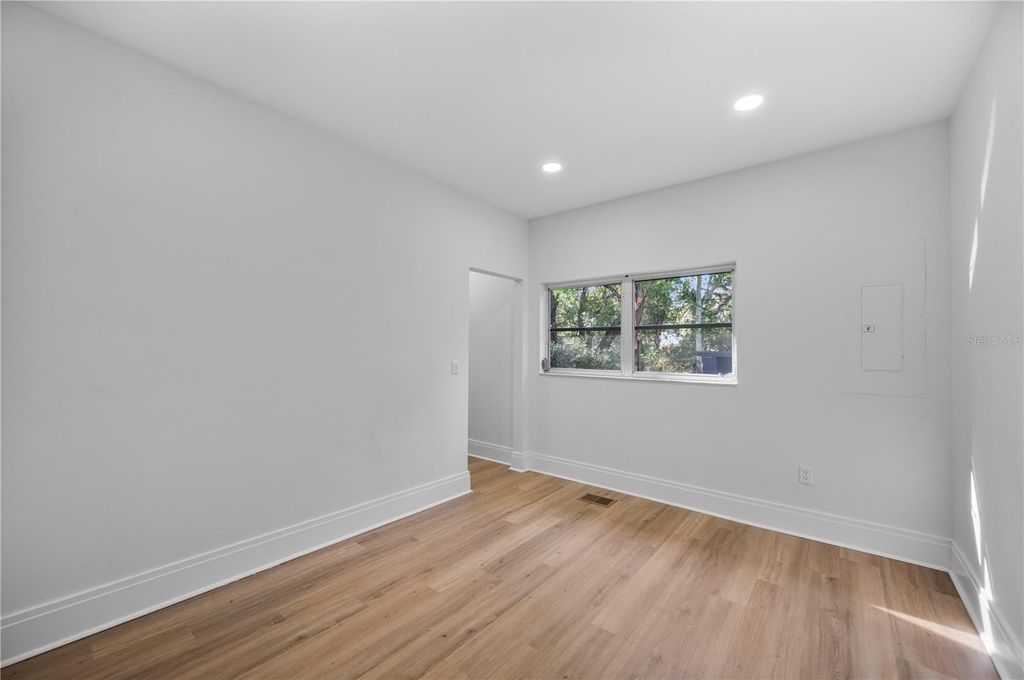 Image 43 of property listing at 210 W PALM DRIVE, Lakeland, FL 33803