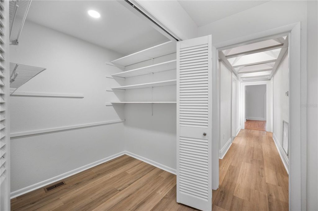 Image 46 of property listing at 210 W PALM DRIVE, Lakeland, FL 33803