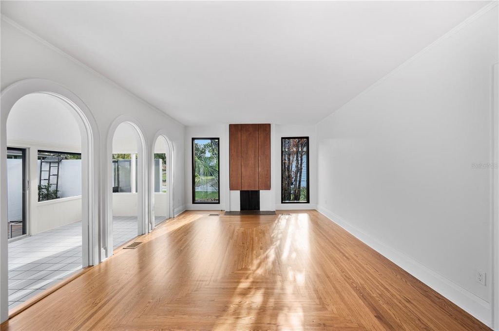 Image 6 of property listing at 210 W PALM DRIVE, Lakeland, FL 33803