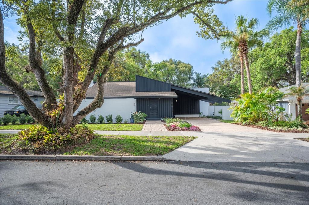 Image 52 of property listing at 210 W PALM DRIVE, Lakeland, FL 33803