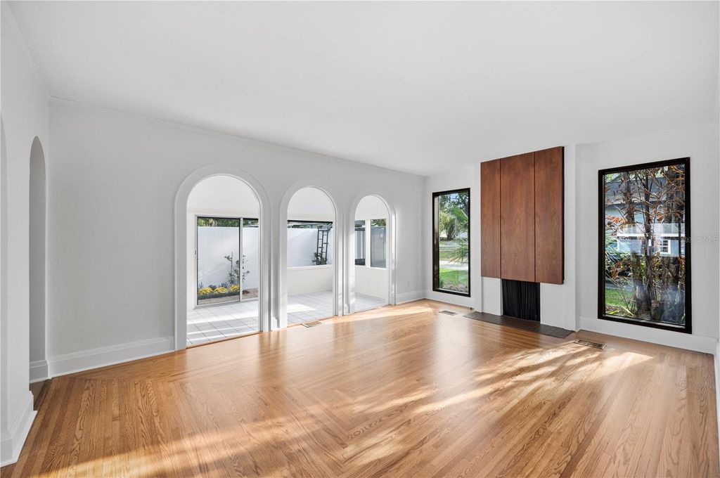 Image 7 of property listing at 210 W PALM DRIVE, Lakeland, FL 33803