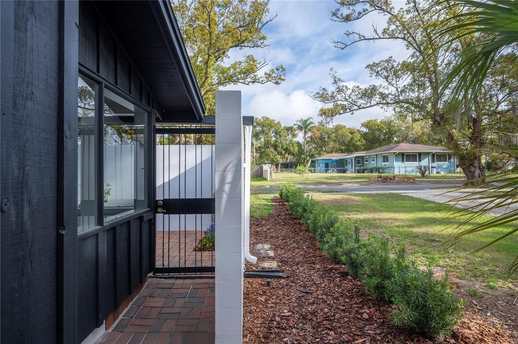 Image 65 of property listing at 210 W PALM DRIVE, Lakeland, FL 33803