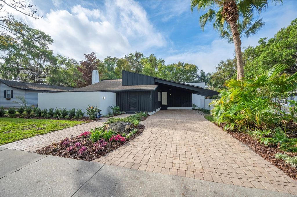 Image 66 of property listing at 210 W PALM DRIVE, Lakeland, FL 33803