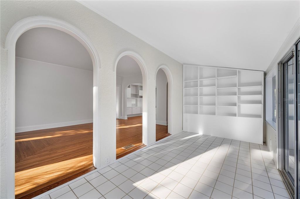 Image 8 of property listing at 210 W PALM DRIVE, Lakeland, FL 33803