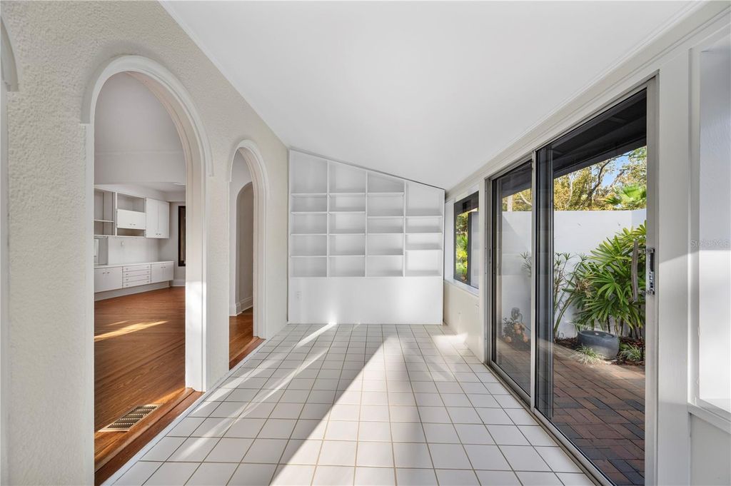 Image 9 of property listing at 210 W PALM DRIVE, Lakeland, FL 33803