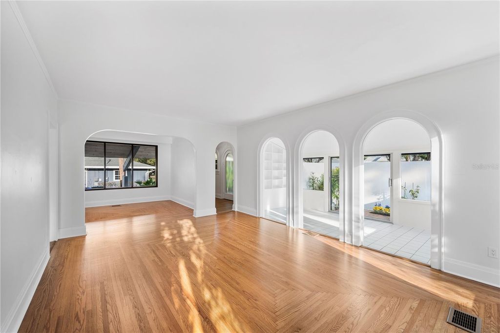 Image 10 of property listing at 210 W PALM DRIVE, Lakeland, FL 33803