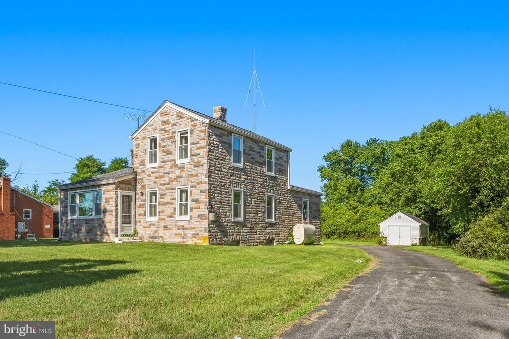 Image 2 of property listing at 2815 RITCHIE RD, District Heights, MD 20747
